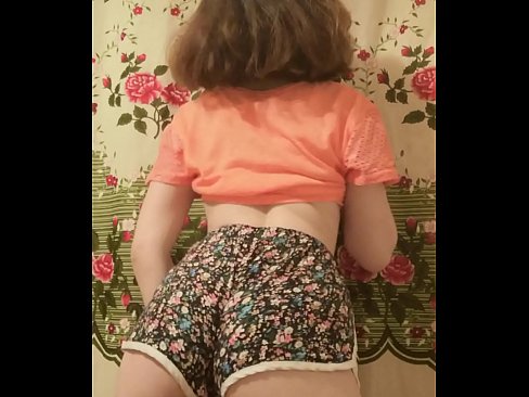 ❤️ Babe żagħżugħa sexy tqaxxir ix-xorts tagħha fuq il-kamera Porno f'mt.fuxporn-com.ru ﹏